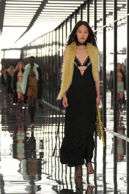 Una modella indossa una creazione della collezione donna Fendi Primavera/Estate 2027, presentata a Milano, in Italia, mercoledì 23 settembre 2026. (AP Photo/Antonio Calanni) Associated Press / LaPresse Solo Italia e Spagna (APN)