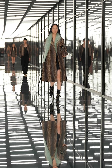 Una modella indossa una creazione della collezione donna Fendi Primavera/Estate 2027, presentata a Milano, in Italia, mercoledì 23 settembre 2026. (AP Photo/Antonio Calanni) Associated Press / LaPresse Solo Italia e Spagna (APN)