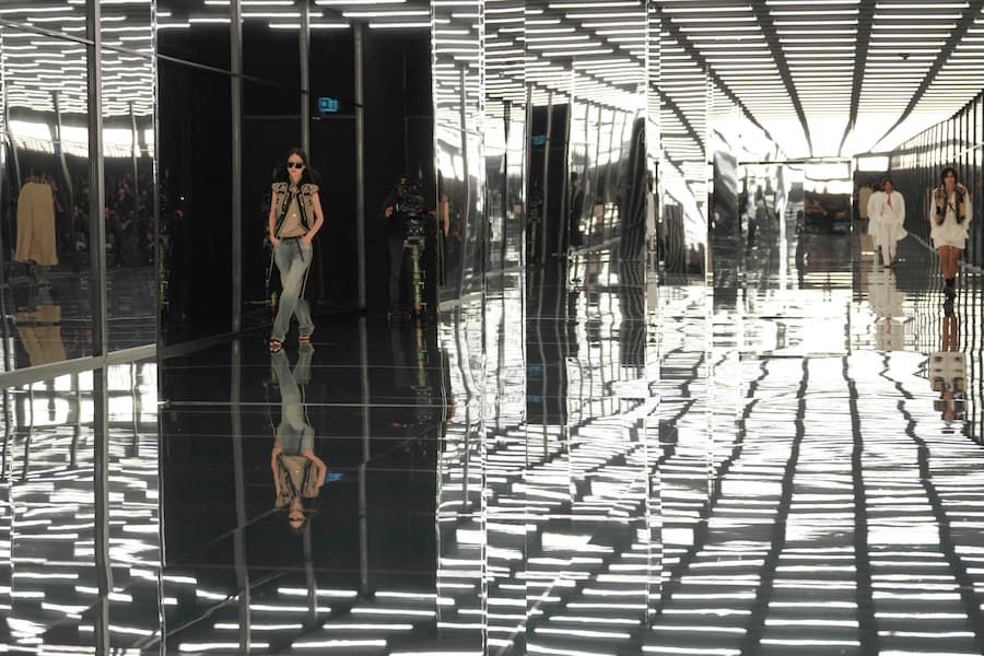 Una modella indossa una creazione della collezione donna Fendi Primavera/Estate 2027, presentata a Milano, in Italia, mercoledì 23 settembre 2026. (AP Photo/Antonio Calanni) Associated Press / LaPresse Solo Italia e Spagna (APN)