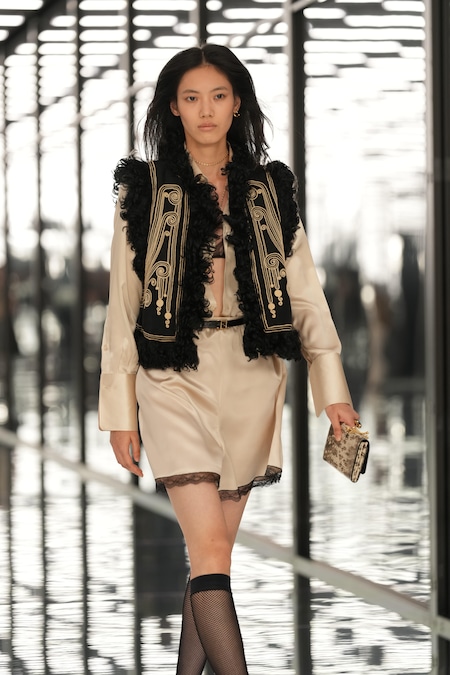 Una modella indossa una creazione della collezione donna Fendi Primavera/Estate 2027, presentata a Milano, in Italia, mercoledì 23 settembre 2026. (AP Photo/Antonio Calanni) Associated Press / LaPresse Solo Italia e Spagna (APN)