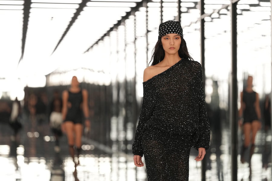 Una modella indossa una creazione della collezione donna Fendi Primavera/Estate 2027, presentata a Milano, in Italia, mercoledì 23 settembre 2026. (AP Photo/Antonio Calanni) Associated Press / LaPresse Solo Italia e Spagna (APN)
