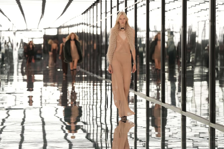 Una modella indossa una creazione della collezione donna Fendi Primavera/Estate 2027, presentata a Milano, in Italia, mercoledì 23 settembre 2026. (AP Photo/Antonio Calanni) Associated Press / LaPresse Solo Italia e Spagna (APN)