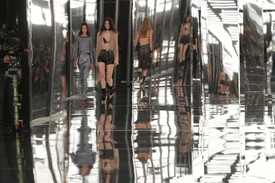 Una modella indossa un modello della collezione donna Fendi Primavera/Estate 2027 presentata a Milano, in Italia, mercoledì 23 settembre 2026. (Foto AP/Antonio Calanni) Associated Press / LaPresse Solo Italia e Spagna (APN)