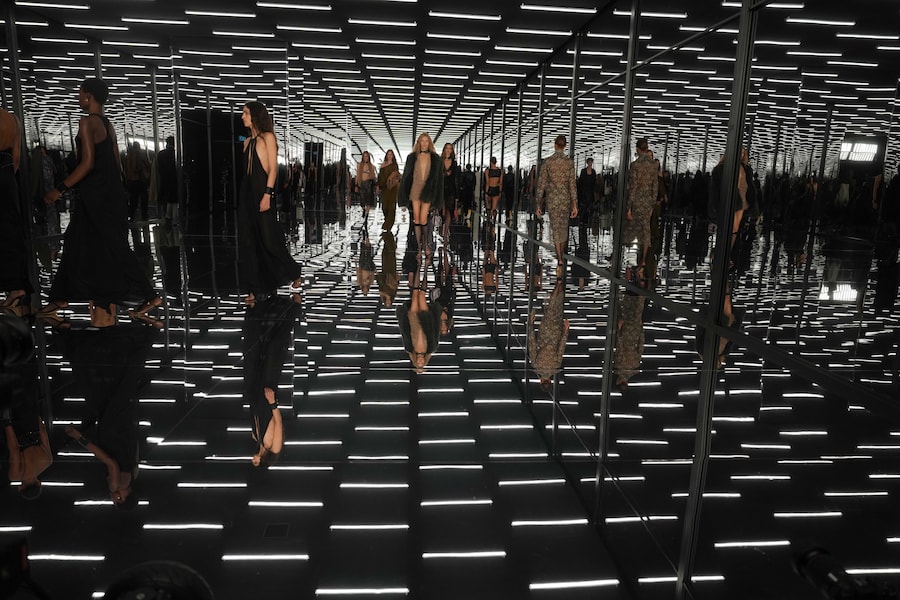 Le modelle sfoggiano le creazioni della collezione donna Fendi Primavera/Estate 2027, presentata a Milano, in Italia, mercoledì 23 settembre 2026. (Foto AP/Antonio Calanni) Associated Press / LaPresse Solo Italia e Spagna (APN)
