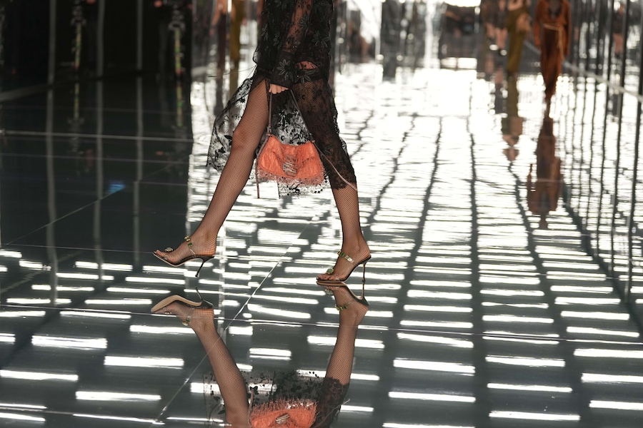 Una modella indossa una creazione della collezione donna Fendi Primavera/Estate 2027, presentata a Milano, in Italia, mercoledì 23 settembre 2026. (AP Photo/Antonio Calanni) Associated Press / LaPresse Solo Italia e Spagna (APN)