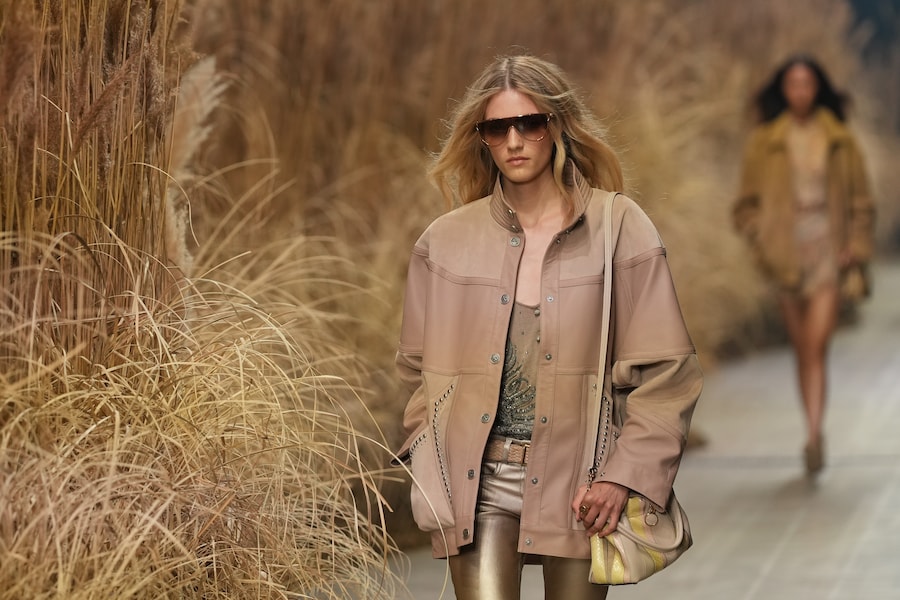 Una modella indossa un capo della collezione donna primavera-estate 2027 di Etro, presentata a Milano, in Italia, mercoledì 23 settembre 2026. (Foto AP/Antonio Calanni). (APN)