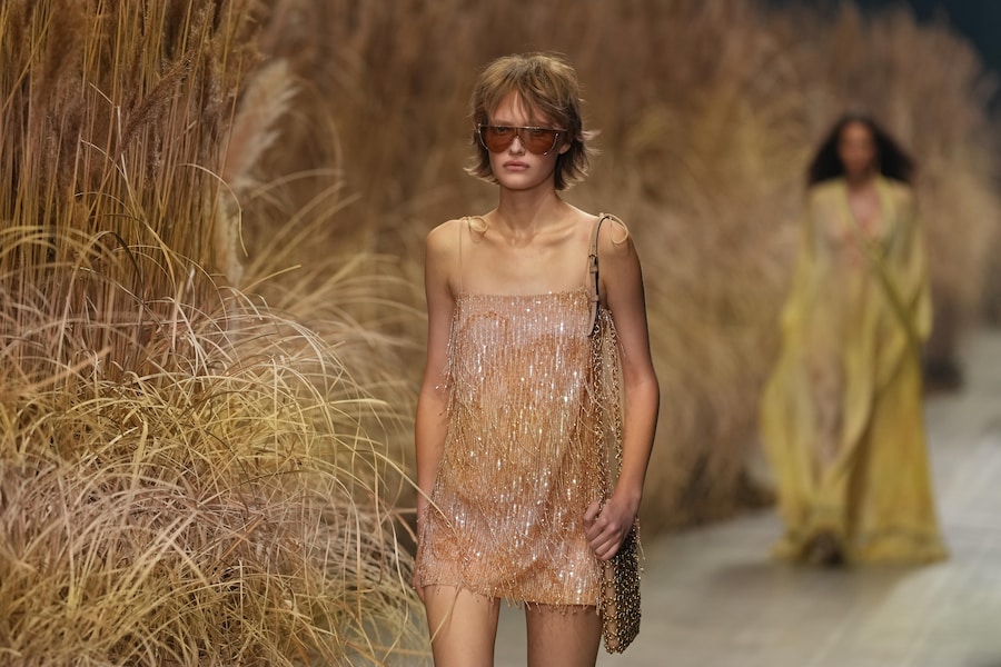 Una modella indossa un capo della collezione donna primavera-estate 2027 di Etro, presentata a Milano, in Italia, mercoledì 23 settembre 2026. (Foto AP/Antonio Calanni). (APN)