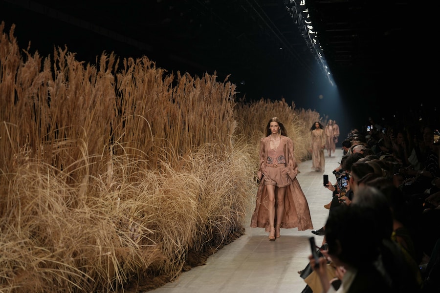 Una modella indossa un capo della collezione donna primavera-estate 2027 di Etro, presentata a Milano, in Italia, mercoledì 23 settembre 2026. (Foto AP/Antonio Calanni). (APN)