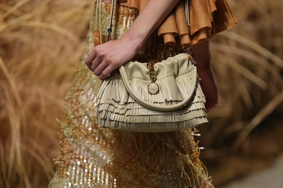 Una modella indossa un capo della collezione donna primavera-estate 2027 di Etro, presentata a Milano, in Italia, mercoledì 23 settembre 2026. (Foto AP/Antonio Calanni). (APN)