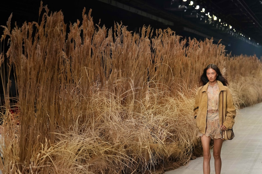 Una modella indossa un capo della collezione donna primavera-estate 2027 di Etro, presentata a Milano, in Italia, mercoledì 23 settembre 2026. (Foto AP/Antonio Calanni). (APN)