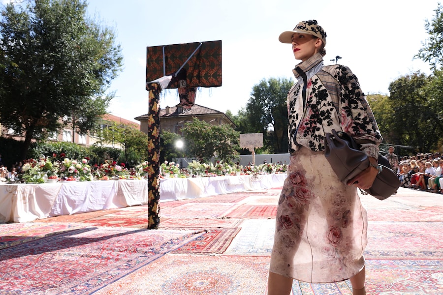 Una modella sfoggia una creazione della collezione donna primavera/estate 2027 della casa di moda italiana Antonio Marras durante la Settimana della Moda di Milano, a Milano, Italia, il 22 settembre 2026. La Settimana della Moda di Milano si svolge dal 22 al 28 settembre 2026. ANSA / MATTEO BAZZI (ANSA)