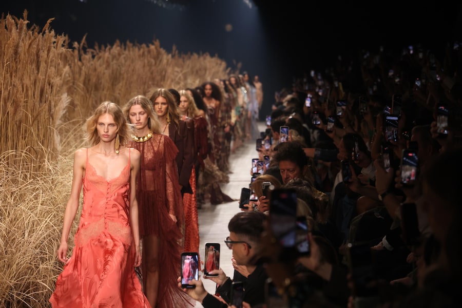 Le modelle sfoggiano le creazioni della collezione donna primavera/estate 2027 della casa di moda italiana Etro durante la Settimana della Moda di Milano, a Milano, Italia, il 22 settembre 2026. La Settimana della Moda di Milano si svolge dal 22 al 28 settembre 2026. ANSA / MATTEO BAZZI (ANSA)