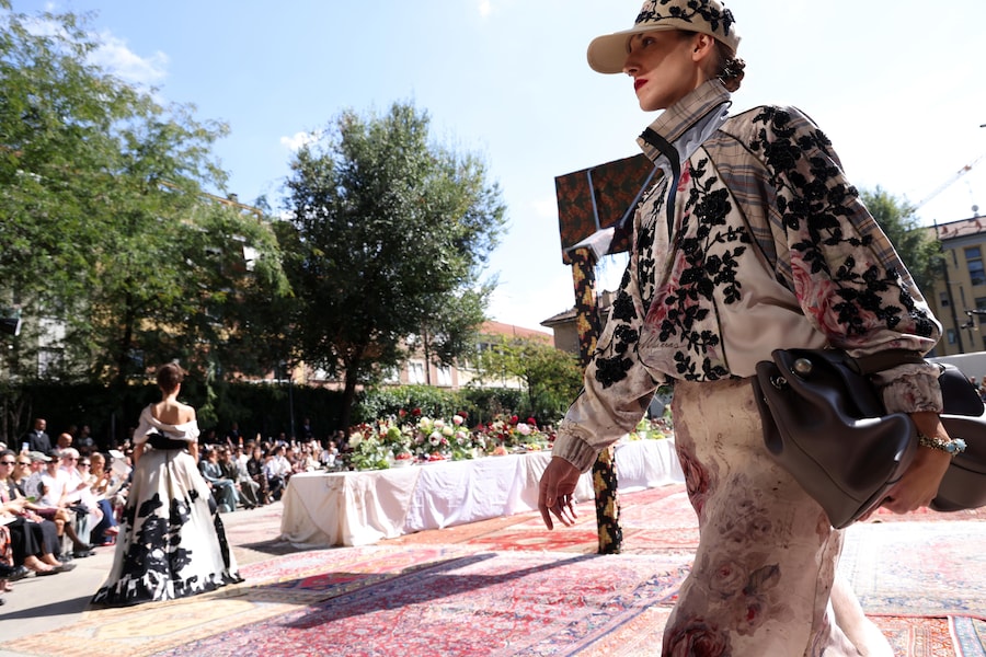 Una modella sfoggia un capo della collezione donna primavera/estate 2027 della casa di moda italiana Antonio Marras durante la Settimana della Moda di Milano, a Milano, in Italia, il 22 settembre 2026. La Settimana della Moda di Milano si svolge dal 22 al 28 settembre 2026. ANSA / MATTEO BAZZI (ANSA)