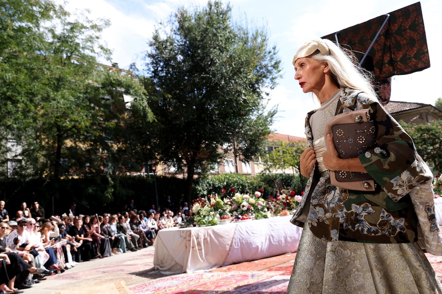 Una modella sfoggia una creazione della collezione donna primavera/estate 2027 della casa di moda italiana Antonio Marras durante la Settimana della Moda di Milano, a Milano, Italia, il 22 settembre 2026. La Settimana della Moda di Milano si svolge dal 22 al 28 settembre 2026. ANSA / MATTEO BAZZI (ANSA)