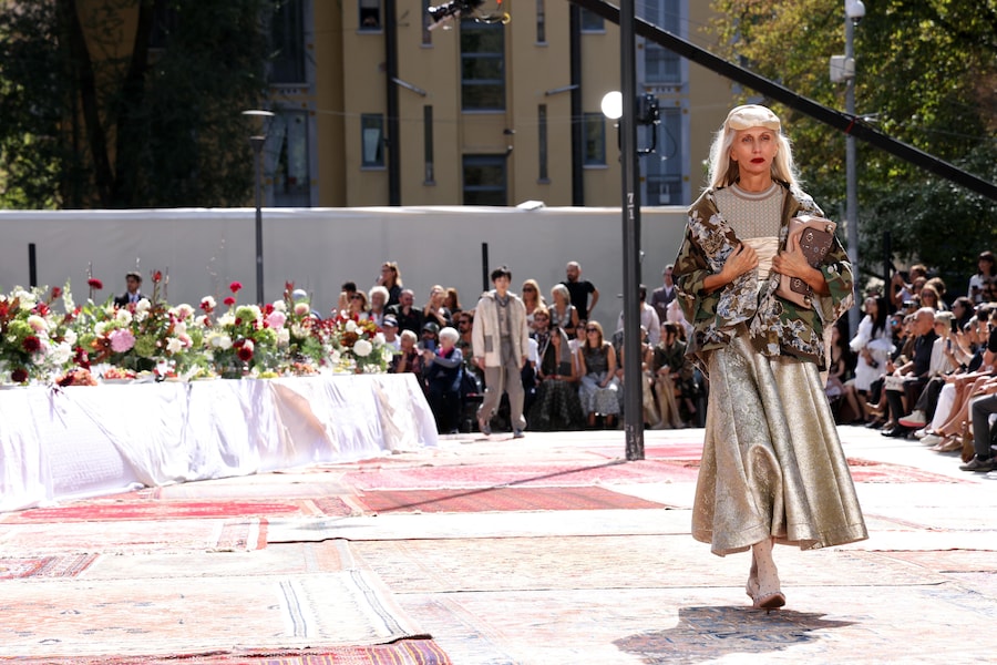 Una modella sfoggia una creazione della collezione donna primavera/estate 2027 della casa di moda italiana Antonio Marras durante la Settimana della Moda di Milano, a Milano, Italia, il 22 settembre 2026. La Settimana della Moda di Milano si svolge dal 22 al 28 settembre 2026. ANSA / MATTEO BAZZI (ANSA)