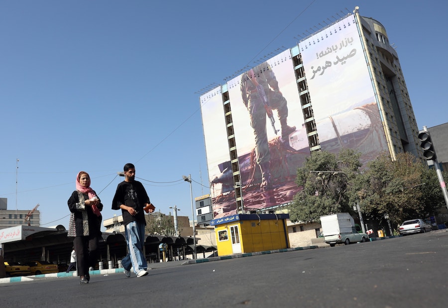 Alcuni iraniani passano davanti a un cartellone anti-USA che raffigura un membro della Guardia Rivoluzionaria Iraniana (IRGC) mentre appoggia il piede su un veicolo subacqueo senza equipaggio statunitense, che l’Iran sostiene di aver sequestrato nello Stretto di Ormuz, esposto in piazza Vanak a Teheran, in Iran, il 24 settembre 2026. Il conflitto tra Iran e Stati Uniti continua, mentre sia il presidente iraniano che quello statunitense hanno rilasciato dichiarazioni contro l’uno e l’altro durante l’Assemblea Generale delle Nazioni Unite a New York. (Epa)