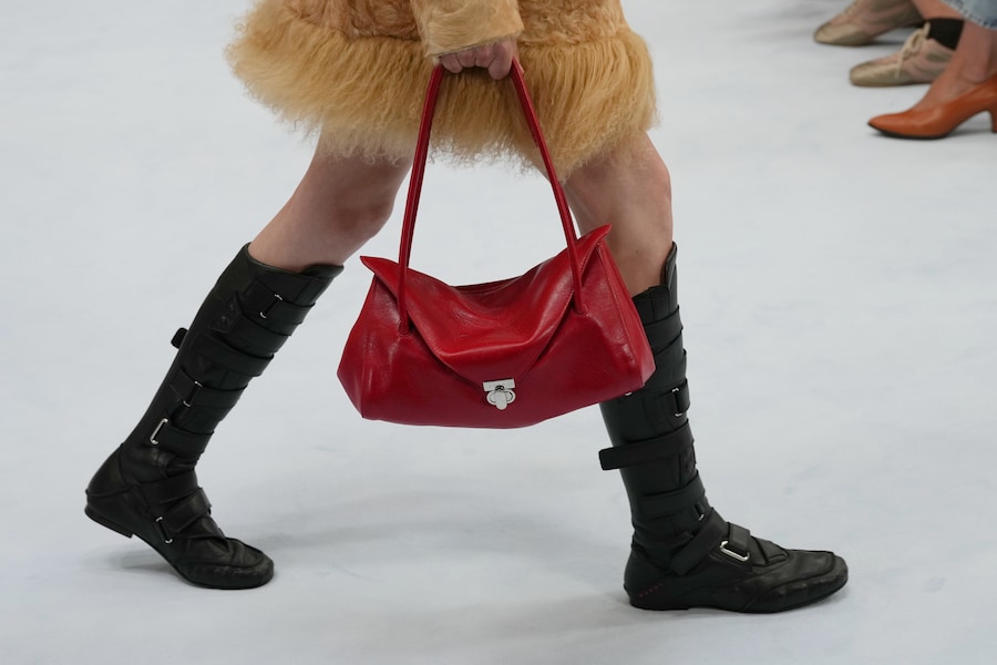 Una modella indossa una creazione della collezione donna Marni Primavera-Estate 2027, presentata a Milano, in Italia, giovedì 24 settembre 2026. (Foto AP/Antonio Calanni). Associated Press/ LaPresse Solo Italia e Spagna (APN)