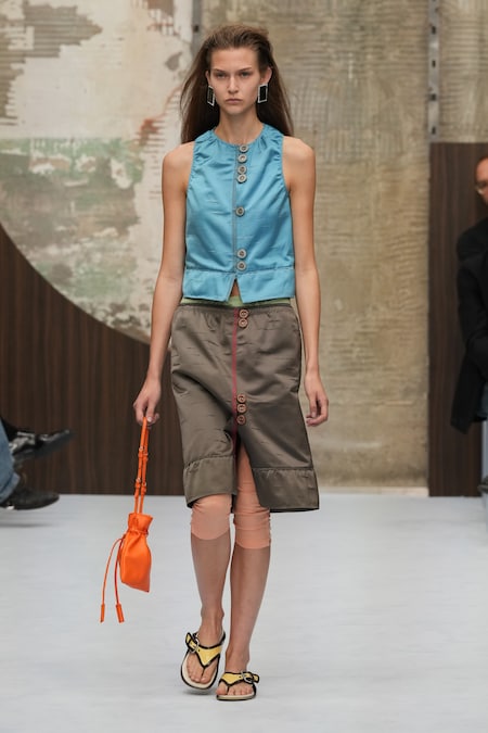 Una modella indossa una creazione della collezione donna primavera-estate 2027 di Marni, presentata a Milano, in Italia, giovedì 24 settembre 2026. (Foto AP/Antonio Calanni). Associated Press/ LaPresse Solo Italia e Spagna (APN)