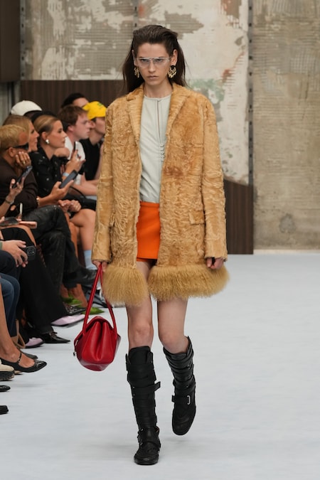 Una modella indossa una creazione della collezione donna Primavera-Estate 2027 di Marni, presentata a Milano, in Italia, giovedì 24 settembre 2026. (Foto AP/Antonio Calanni). Associated Press/ LaPresse Solo Italia e Spagna (APN)