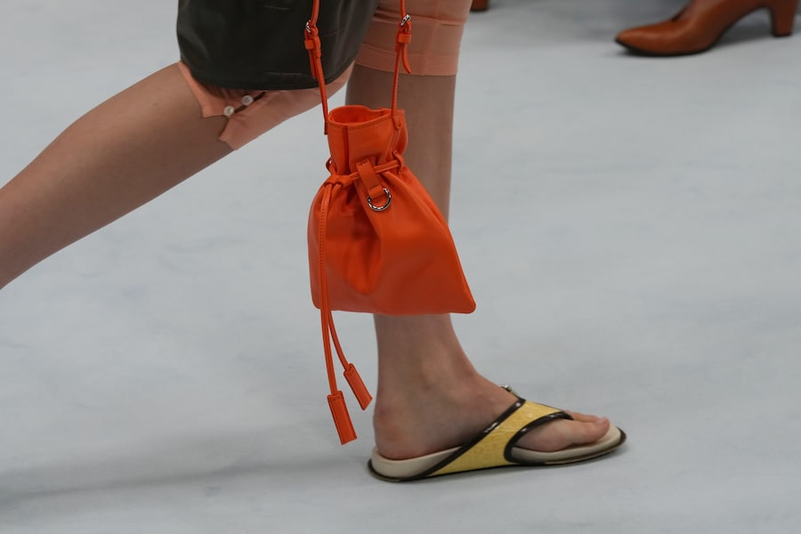 Una modella indossa una creazione della collezione donna primavera-estate 2027 di Marni, presentata a Milano, in Italia, giovedì 24 settembre 2026. (Foto AP/Antonio Calanni). Associated Press/ LaPresse Solo Italia e Spagna (APN)