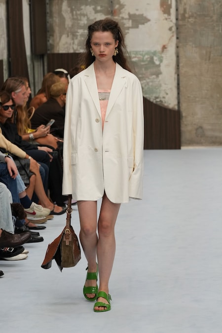 Una modella indossa una creazione della collezione donna primavera-estate 2027 di Marni, presentata a Milano, in Italia, giovedì 24 settembre 2026. (Foto AP/Antonio Calanni). Associated Press/ LaPresse Solo Italia e Spagna (APN)