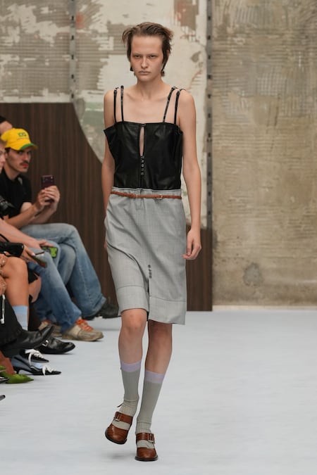 Una modella indossa una creazione della collezione donna Primavera-Estate 2027 di Marni, presentata a Milano, in Italia, giovedì 24 settembre 2026. (Foto AP/Antonio Calanni). Associated Press/ LaPresse Solo Italia e Spagna (APN)