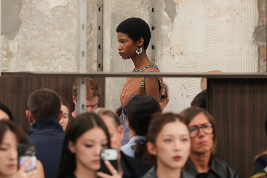Una modella indossa una creazione della collezione donna primavera-estate 2027 di Marni, presentata a Milano, in Italia, giovedì 24 settembre 2026. (Foto AP/Antonio Calanni). Associated Press/ LaPresse Solo Italia e Spagna (APN)