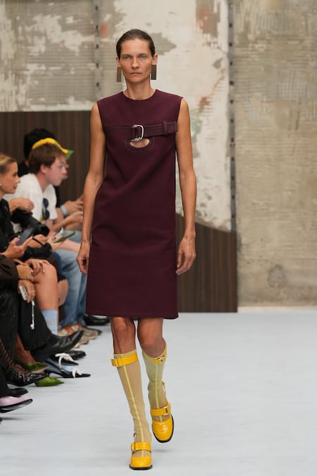 Una modella indossa una creazione della collezione donna primavera-estate 2027 di Marni, presentata a Milano, in Italia, giovedì 24 settembre 2026. (Foto AP/Antonio Calanni). Associated Press/LaPresse Solo Italia e Spagna (APN)