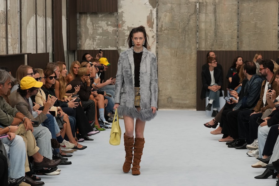 Una modella indossa una creazione della collezione donna primavera-estate 2027 di Marni, presentata a Milano, in Italia, giovedì 24 settembre 2026. (AP Photo/Antonio Calanni). Associated Press/ LaPresse Solo Italia e Spagna (APN)