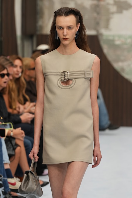 Una modella indossa una creazione della collezione donna primavera-estate 2027 di Marni, presentata a Milano, in Italia, giovedì 24 settembre 2026. (Foto AP/Antonio Calanni). Associated Press/ LaPresse Solo Italia e Spagna (APN)