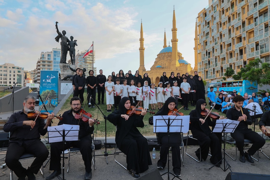 Una band si esibisce durante una cerimonia in memoria dei bambini uccisi negli attacchi israeliani dal settembre 2024, in occasione dell’anniversario celebrato con lo slogan “Settembre, il mese più sanguinoso per i bambini del Libano” (EPA)