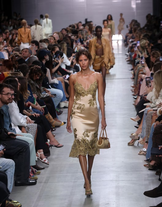 Una modella sfoggia un capo della collezione donna primavera/estate 2027 della casa di moda italiana Ermanno Scervino durante la Settimana della Moda di Milano, a Milano, Italia, il 26 settembre 2026. La Settimana della Moda di Milano si svolge dal 22 al 28 settembre 2026. ANSA / MATTEO BAZZI (ANSA)