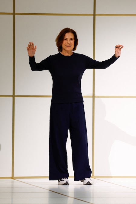 La stilista Silvana Armani durante la presentazione della collezione donna Giorgio Armani Primavera/Estate 2027, nell’ambito della Settimana della Moda di Milano, (Reuters)