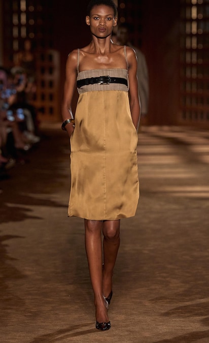 In una foto fornita dall’ufficio stampa di Ferragamo, una modella sfoggia un capo della collezione donna Primavera/Estate 2027 della casa di moda italiana Ferragamo durante la Settimana della Moda di Milano, a Milano, Italia, il 26 settembre 2026. La Settimana della Moda di Milano si svolge dal 22 al 28 settembre 2026. (ANSA)