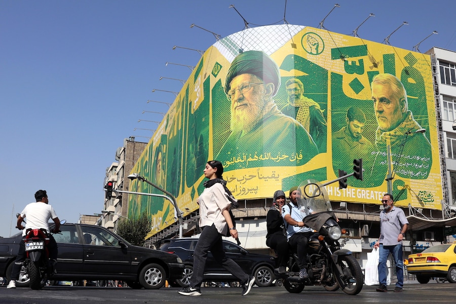 Alcuni iraniani passano davanti a un cartellone pubblicitario raffigurante l’ex leader supremo iraniano Ali Khamenei e l’ex comandante della Forza Quds iraniana Qasem Soleimani. Il presidente degli Stati Uniti Donald Trump ha respinto la recente proposta di Teheran di riaprire lo Stretto di Hormuz. (EPA)