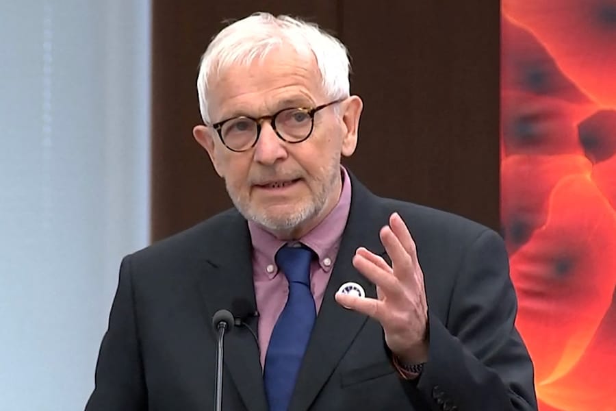 Il fisico delle particelle belga-americano Francis Halzen dell’Università del Wisconsin-Madison, vincitore del Premio Nobel per la Fisica del 2026, parla del suo lavoro nel progetto IceCube per il rilevamento dei neutrini in Antartide ad Alexandria, in Virginia (Stati Uniti), il 12 luglio 2018, in un fotogramma tratto da un video. REUTERS/via Reuters TV (REUTERS)