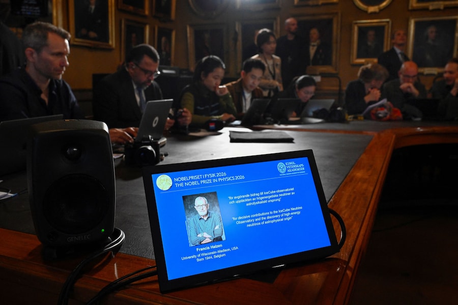 Uno schermo mostra l'annuncio di Francis Halzen come vincitore del Premio Nobel per la Fisica 2026 durante una conferenza stampa presso l'Accademia Reale Svedese delle Scienze a Stoccolma, in Svezia, il 6 ottobre 2026. Agenzia di stampa TT/Christine Olsson/via REUTERS (via REUTERS)