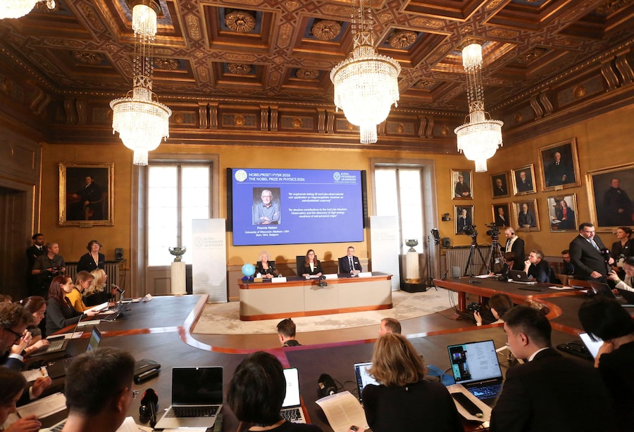 Eva Olsson, Ellen Moons e Mark Pearce, seduti, annunciano che Francis Halzen è il vincitore del Premio Nobel per la Fisica 2026 durante una conferenza stampa tenutasi presso l’Accademia Reale Svedese delle Scienze a Stoccolma, in Svezia, il 6 ottobre 2026. REUTERS/ Tom Little (REUTERS)