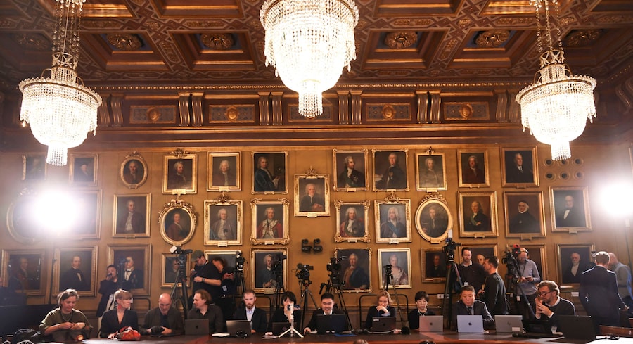 I giornalisti attendono l'annuncio del Premio Nobel per la Fisica 2026 durante una conferenza stampa presso l'Accademia Reale Svedese delle Scienze a Stoccolma, in Svezia, il 6 ottobre 2026. REUTERS/Tom Little (REUTERS)