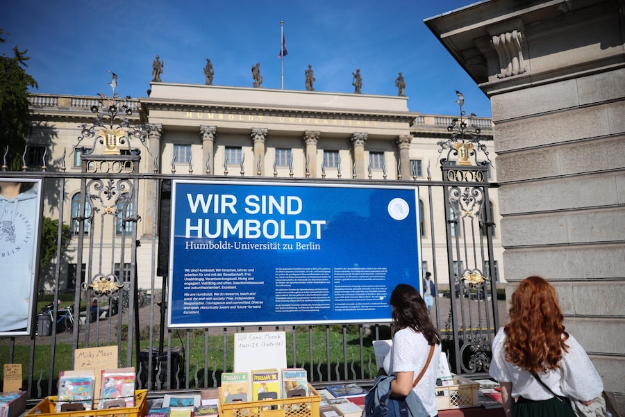 L'edificio principale dell'Università Humboldt a Berlino, Germania, 5 ottobre 2026. Peter Hegemann, ricercatore dell’Università Humboldt, condivide il Premio Nobel per la Fisiologia o la Medicina 2026 con lo scienziato statunitense Karl Deisseroth e lo scienziato tedesco Georg Nagel per le scoperte relative ai canali ionici sensibili alla luce e all’optogenetica. EPA/HANNIBAL HANSCHKE (EPA)