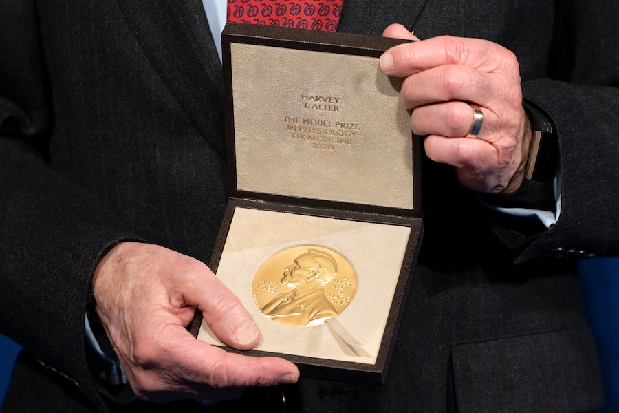 Harvey J. Alter, vincitore del Premio Nobel per la Fisiologia o la Medicina, tiene in mano la medaglia del Premio Nobel al termine di una cerimonia tenutasi presso i National Institutes of Health (NIH) a Bethesda, nel Maryland, l'8 dicembre 2020. (Foto AP/Jacquelyn Martin, Archivio) (APN)