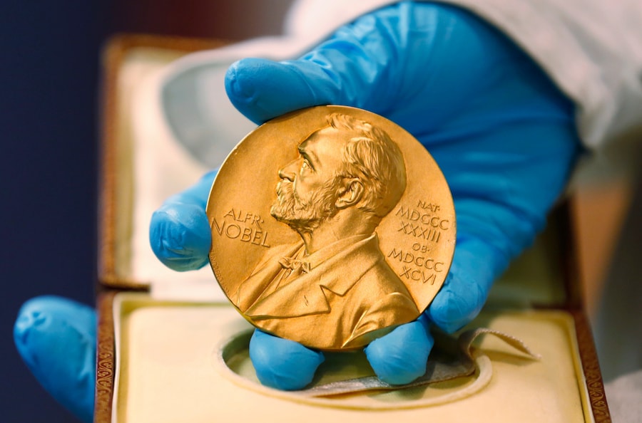 Un dipendente della biblioteca nazionale mostra la medaglia d'oro del Premio Nobel assegnata al defunto romanziere Gabriel García Márquez a Bogotá, in Colombia, il 17 aprile 2015. (Foto AP/Fernando Vergara, File) (APN)