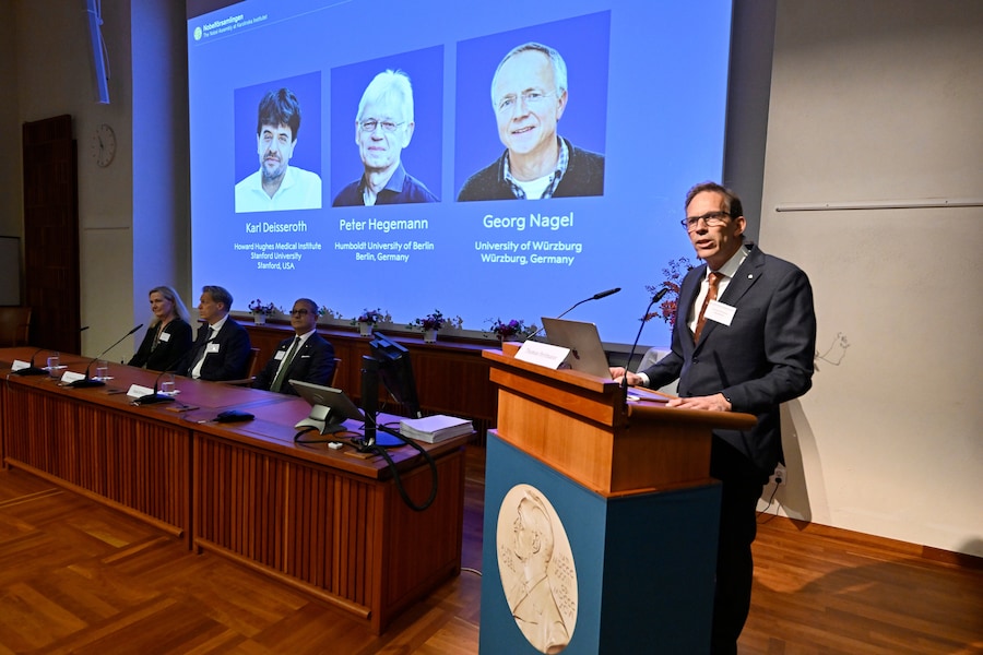 I ritratti di Karl Deisseroth, Peter Hegemann e Georg Nagel vengono proiettati su uno schermo mentre ricevono il Premio Nobel per la Fisiologia o la Medicina 2026, come annunciato durante una conferenza stampa tenutasi al Nobel Forum del Karolinska Institutet di Stoccolma, in Svezia, il 5 ottobre 2026. (Pontus Lundahl/Agenzia di stampa TT via AP) (APN)