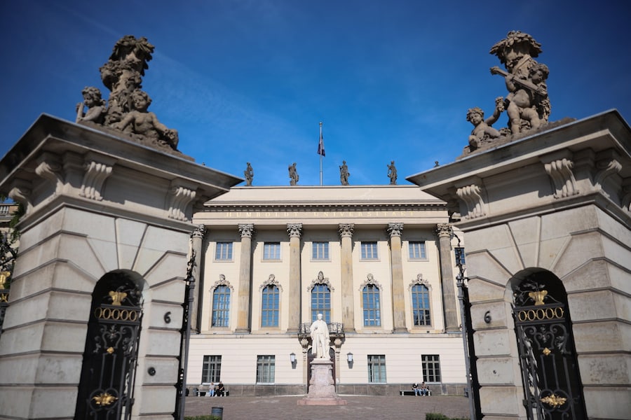 L'edificio principale dell'Università Humboldt a Berlino, Germania, 5 ottobre 2026. Peter Hegemann, ricercatore dell’Università Humboldt, condivide il Premio Nobel per la Fisiologia o la Medicina del 2026 con lo scienziato statunitense Karl Deisseroth e lo scienziato tedesco Georg Nagel per le scoperte relative ai canali ionici sensibili alla luce e all’optogenetica. EPA/HANNIBAL HANSCHKE (EPA)