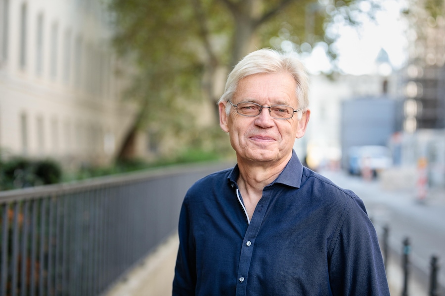 Foto fornita il 10 maggio 2026 dall’Università Humboldt di Berlino che ritrae il professor Peter Hegemann, insignito del Premio Nobel per la Medicina il 5 ottobre 2026, insieme a Karl Deisseroth e Georg Nagel. EPA/Philipp Plum (EPA)