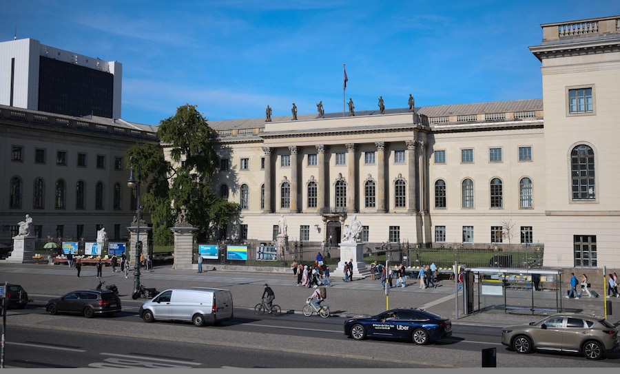 L'edificio principale dell'Università Humboldt a Berlino, Germania, 5 ottobre 2026. Peter Hegemann, ricercatore dell’Università Humboldt, condivide il Premio Nobel per la Fisiologia o la Medicina 2026 con lo scienziato statunitense Karl Deisseroth e lo scienziato tedesco Georg Nagel per le scoperte relative ai canali ionici sensibili alla luce e all’optogenetica. EPA/HANNIBAL HANSCHKE (EPA)
