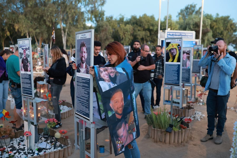Una donna visita il luogo in cui si svolgeva il festival musicale Nova, dove alcuni partecipanti alla festa sono stati uccisi e rapiti durante il sanguinoso attacco guidato da Hamas del 7 ottobre 2023, in occasione del terzo anniversario dell’attacco, nei pressi di Reim, nel sud di Israele, il 7 ottobre 2026. REUTERS/Ronen Zvulun (REUTERS)