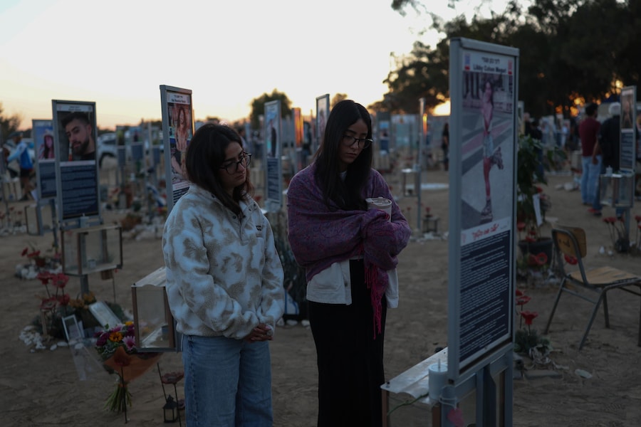 Alcuni familiari israeliani visitano un luogo commemorativo dedicato alle vittime del festival musicale Nova nel terzo anniversario degli attentati del 7 ottobre, nei pressi di Re'im, nel sud di Israele, vicino al confine con Gaza, il 7 ottobre 2026. EPA/ATEF SAFADI (EPA)