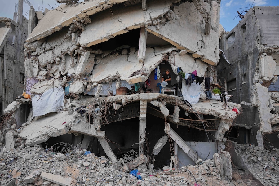 Murid Akhziq, 43 anni, accende il fuoco per cucinare all’interno della sua casa, distrutta durante la guerra tra Israele e Hamas, nella città di Gaza, martedì 6 ottobre 2026. (AP Photo/Abdel Kareem Hana) Associated Press/ LaPresse Solo Italia e Spagna (APN)