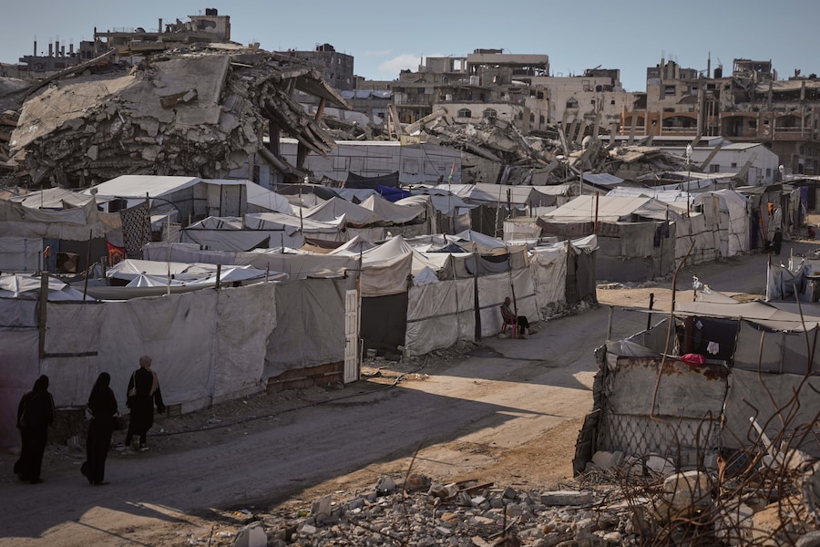 Tende che ospitano sfollati e da edifici distrutti dai raid militari israeliani durante la guerra tra Israele e Hamas nella città di Gaza, martedì 6 ottobre 2026. (AP Photo/Abdel Kareem Hana) (APN)